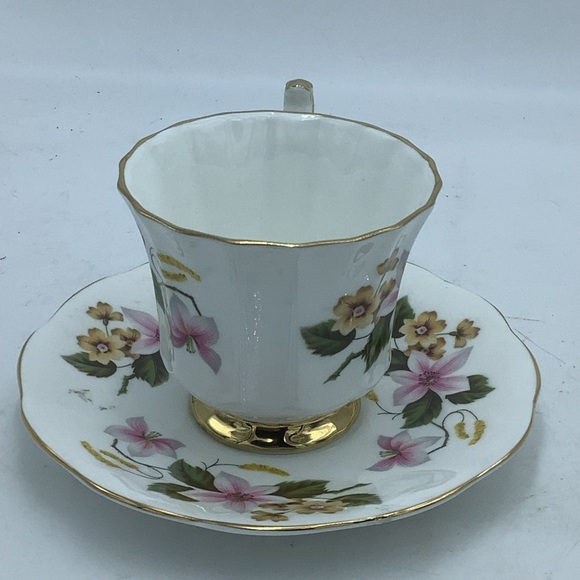 Taylor and Kent England Elizabethan Fine Bone China Teacup and Saucer - Picture 4 of 13